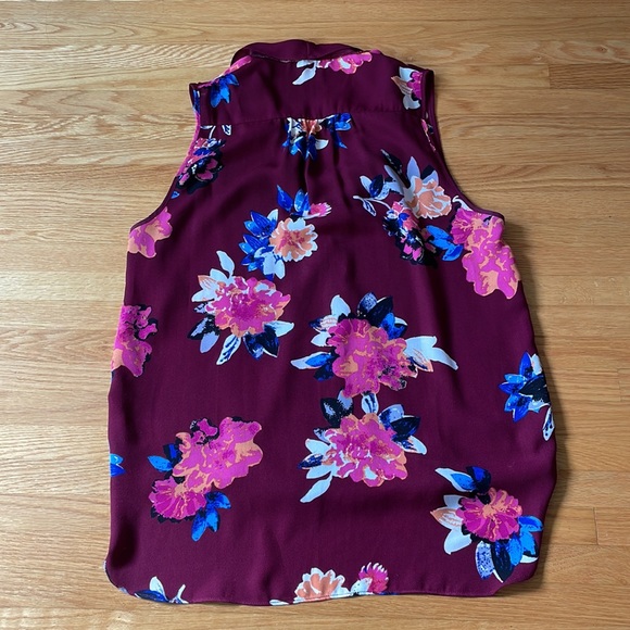 Hi-lo floral sleeveless blouse - Picture 3 of 3